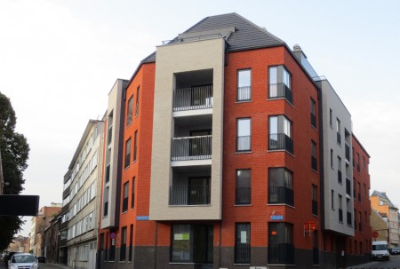 Het appartement ligt op de eerste verdieping en grenst aan de Heilige Geeststraat.